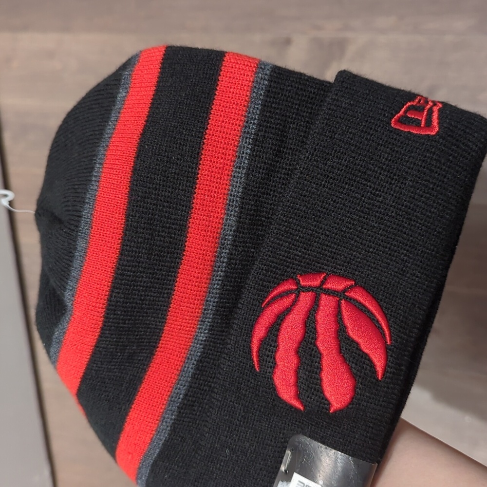 Raptors tuque - Picture 3 of 3